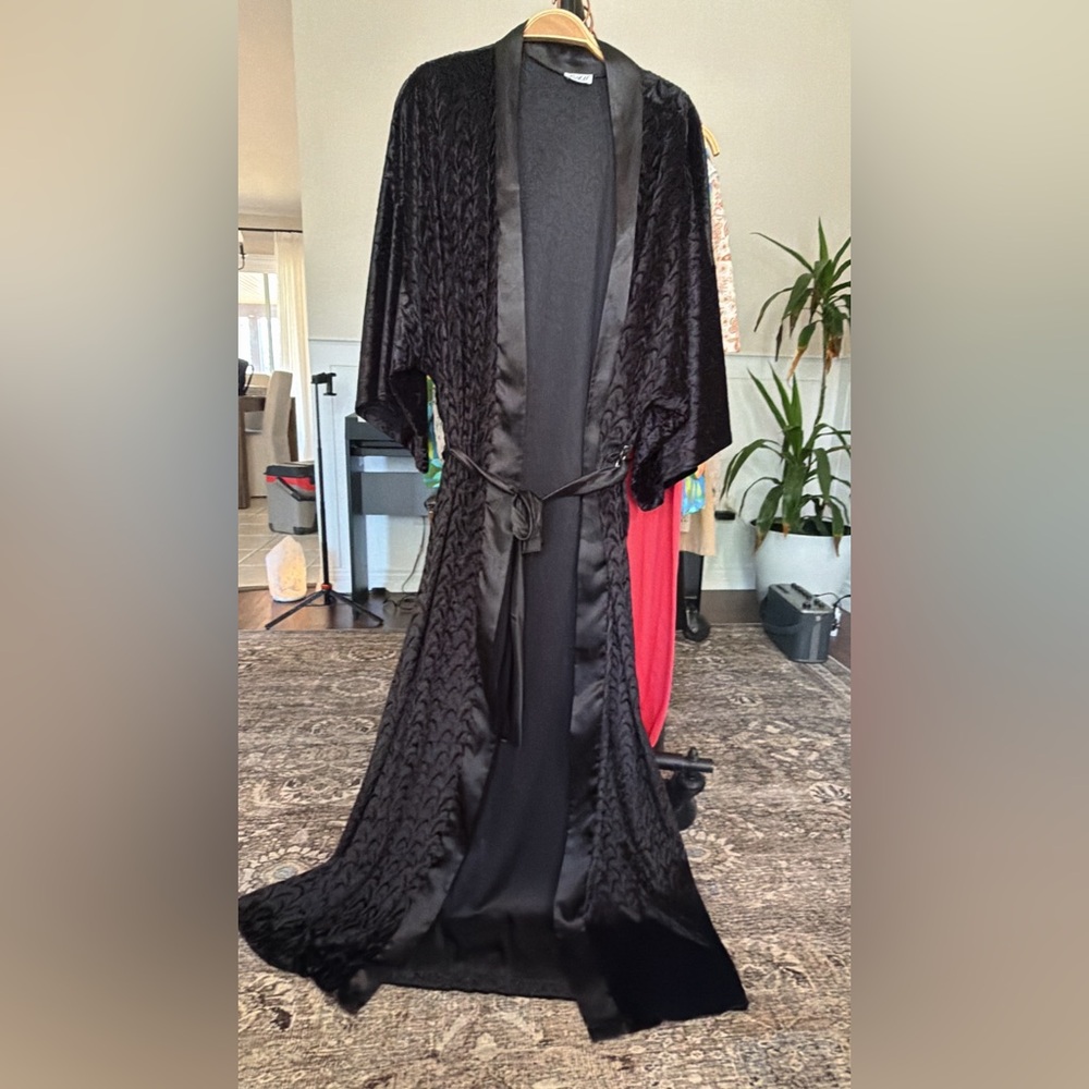 L.A II Black Faux Velvet Satin Trimmed Night Robe Womens Medium